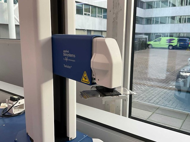 Applied biosytems viia 7 pcr systeem met autosampler - afbeelding 9 van  14