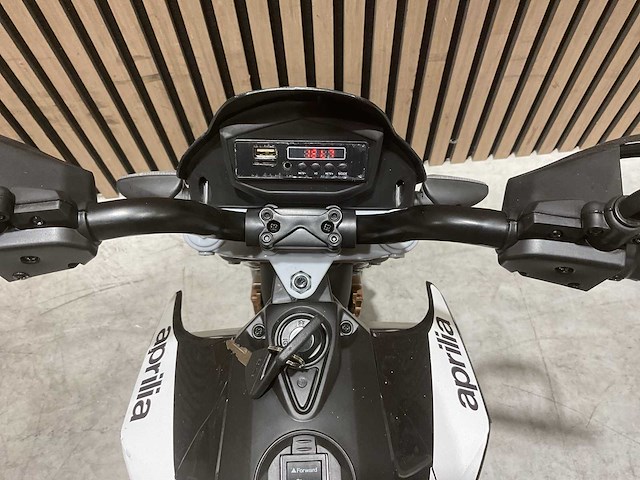 Aprilia - dorsoduro 900 - elektrische kindermotor - afbeelding 19 van  37