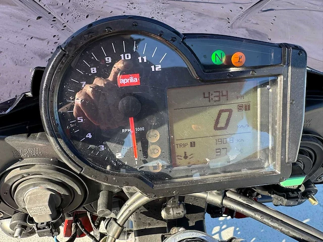 Aprilia - tuono 1000 r - motorfiets - afbeelding 8 van  9
