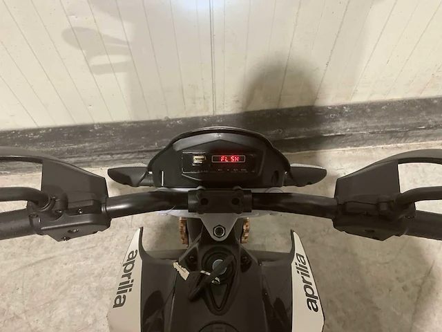 Aprilia dorsoduro 900 elektrische kindermotor - afbeelding 48 van  55