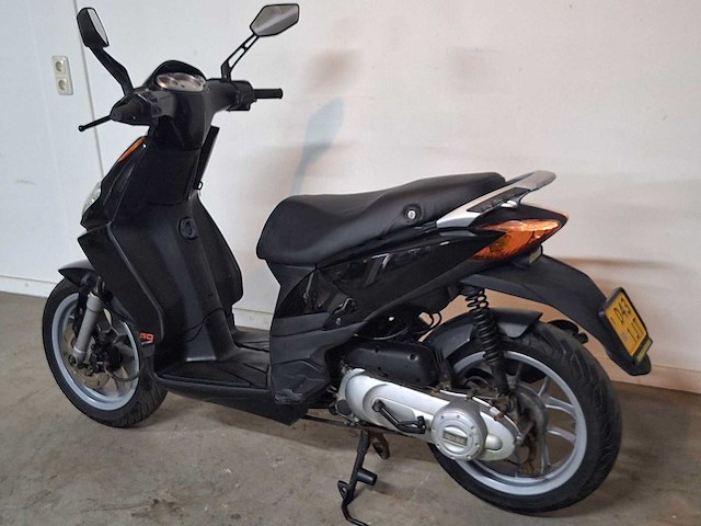 Aprilia sportcity 45 km bromscooter piaggio 2takt - afbeelding 3 van  7