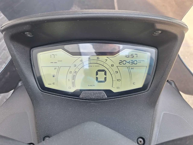 Aprilia sxr50 4t 45km bromscooter - afbeelding 5 van  7