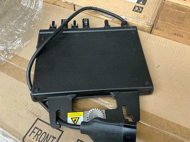 Apsystems microinverter model yc 600 omvormer - afbeelding 4 van  5