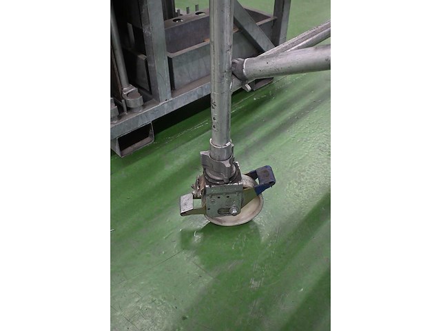 Apw aluminium rolsteiger - 11 meter werkhoogte - met gegalvaniseerde opslagbok - afbeelding 6 van  9