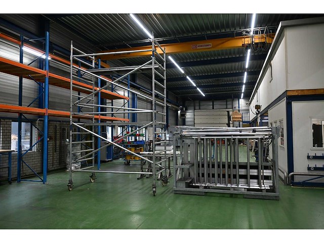 Apw aluminium rolsteiger - 11 meter werkhoogte - met gegalvaniseerde opslagbok - afbeelding 1 van  9