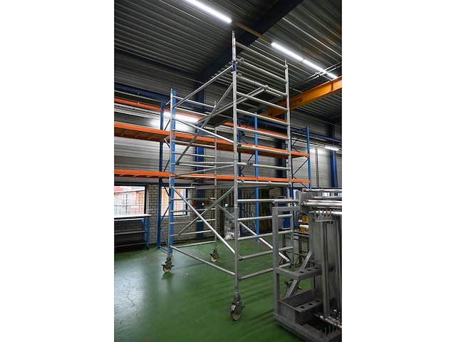 Apw aluminium rolsteiger - 11 meter werkhoogte - met gegalvaniseerde opslagbok - afbeelding 9 van  9