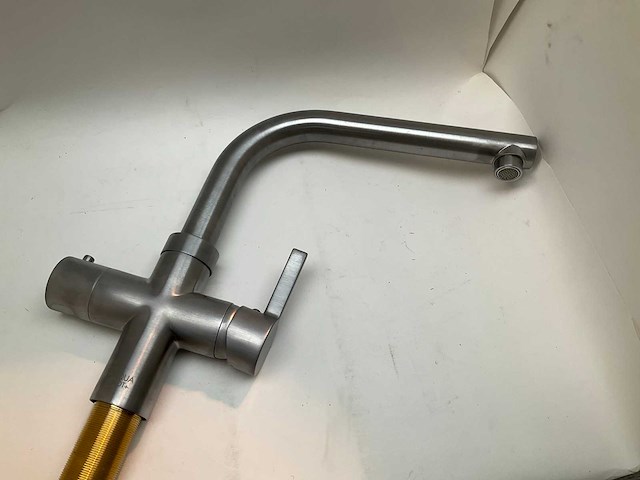 Aqua hot+ 3-in-1 kokendwaterkraan brushed nickel met 5 liter boiler - afbeelding 2 van  8