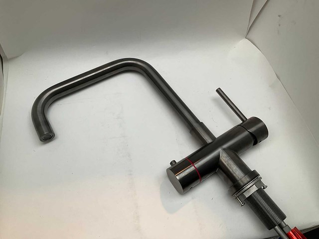 Aqua hot+ 3-in-1 kokendwaterkraan gunmetal met 5 liter boiler - afbeelding 3 van  9