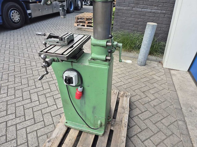 Arboga - em 825 - boor- freesmachine met kruistafel - afbeelding 4 van  13