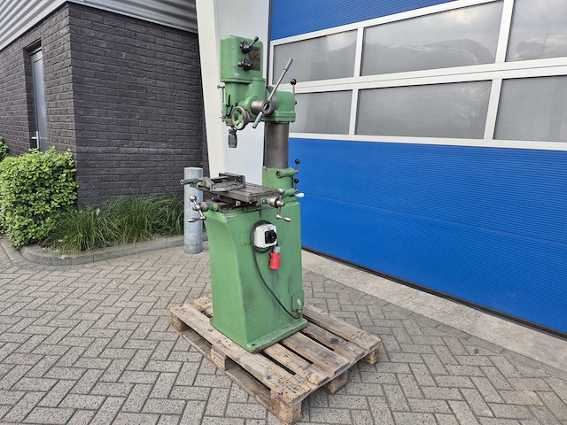 Arboga - em 825 - boor- freesmachine met kruistafel - afbeelding 1 van  13