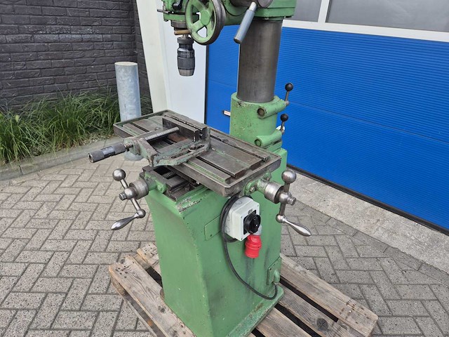Arboga - em 825 - boor- freesmachine met kruistafel - afbeelding 3 van  13