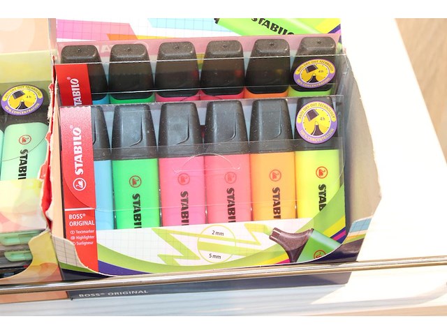 Arceerstiften stabilo in diverse kleuren in twee vollen en twee aangebroken dozen. - afbeelding 3 van  3