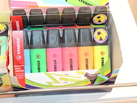 Arceerstiften stabilo in diverse kleuren in twee vollen en twee aangebroken dozen. - afbeelding 3 van  3