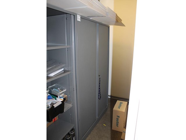 Archiefkast ahrend met 2 roldeuren. afmeting 120 x 45 x 195 cm. sleutel aanwezig. let op: exclusief inhoud. - afbeelding 2 van  3