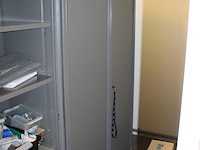 Archiefkast ahrend met 2 roldeuren. afmeting 120 x 45 x 195 cm. sleutel aanwezig. let op: exclusief inhoud. - afbeelding 2 van  3