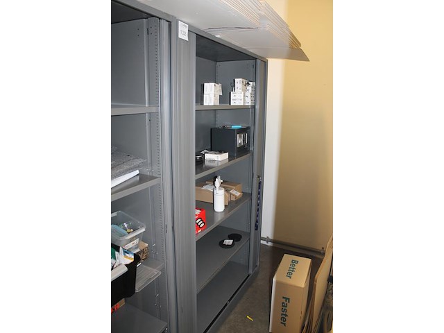 Archiefkast ahrend met 2 roldeuren. afmeting 120 x 45 x 195 cm. sleutel aanwezig. let op: exclusief inhoud. - afbeelding 3 van  3