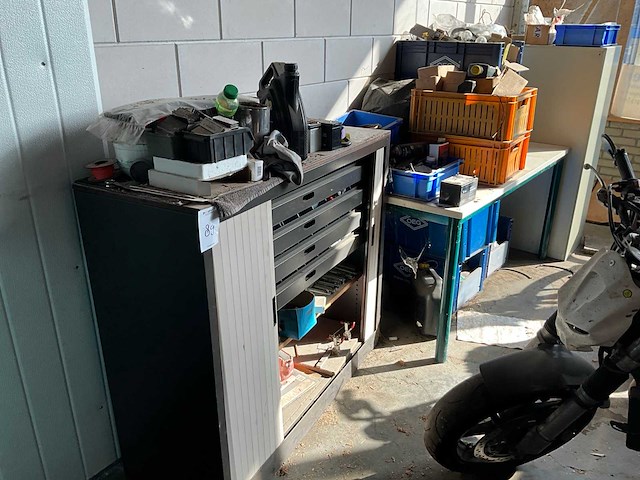 Archiefkast en tafel met inhoud - afbeelding 1 van  2