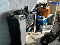 Archiefkast en tafel met inhoud - afbeelding 1 van  2