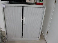 Archiefkast manutan met twee roldeuren, afm. 90 x 45 x 95 cm. - afbeelding 1 van  3