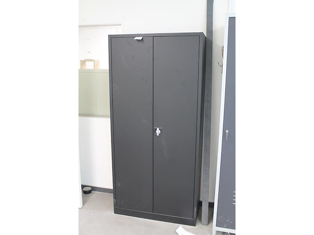 Archiefkast met 2 deuren. afmeting 92 x 42 x 195 cm. 2 sleutels aanwezig. - afbeelding 2 van  3