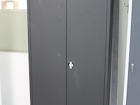 Archiefkast met 2 deuren. afmeting 92 x 42 x 195 cm. 2 sleutels aanwezig. - afbeelding 2 van  3