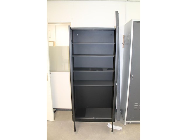Archiefkast met 2 deuren. afmeting 92 x 42 x 195 cm. 2 sleutels aanwezig. - afbeelding 3 van  3