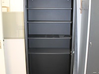 Archiefkast met 2 deuren. afmeting 92 x 42 x 195 cm. 2 sleutels aanwezig. - afbeelding 3 van  3