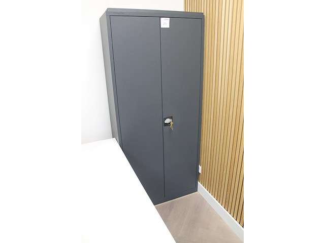 Archiefkast met 2 deuren. sleutels aanwezig. afmeting 80 x 38 x 180 cm. - afbeelding 2 van  3