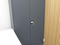 Archiefkast met 2 deuren. sleutels aanwezig. afmeting 80 x 38 x 180 cm. - afbeelding 2 van  3