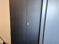 Archiefkast met diverse werkkleding - afbeelding 1 van  6