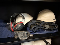 Archiefkast met diverse werkkleding - afbeelding 3 van  6