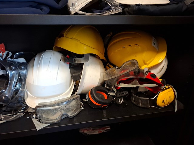 Archiefkast met diverse werkkleding - afbeelding 4 van  6