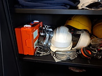 Archiefkast met diverse werkkleding - afbeelding 5 van  6