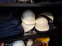 Archiefkast met diverse werkkleding - afbeelding 6 van  6