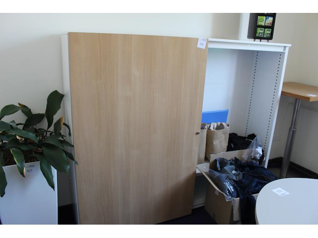 Archiefkast met houten schuifdeuren. afmeting 195 x 43,5 x 156 cm. excl. inhoud. - afbeelding 1 van  2