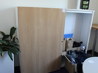Archiefkast met houten schuifdeuren. afmeting 195 x 43,5 x 156 cm. excl. inhoud. - afbeelding 1 van  2