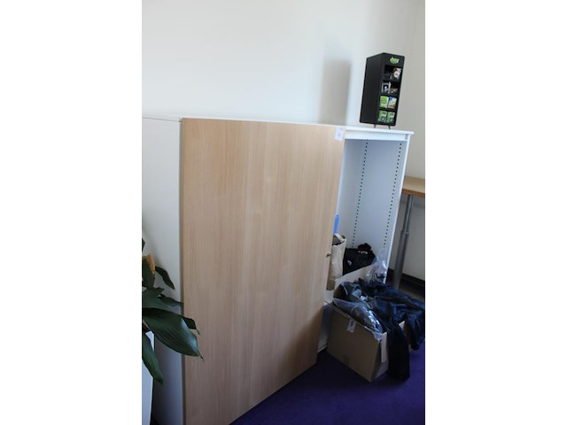 Archiefkast met houten schuifdeuren. afmeting 195 x 43,5 x 156 cm. excl. inhoud. - afbeelding 2 van  2