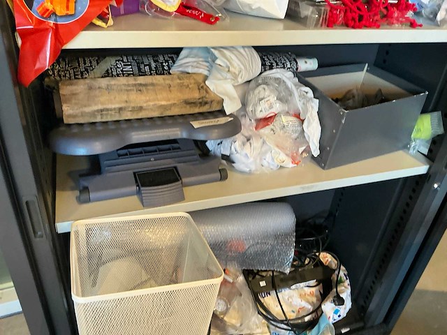 Archiefkast met inhoud - afbeelding 1 van  2