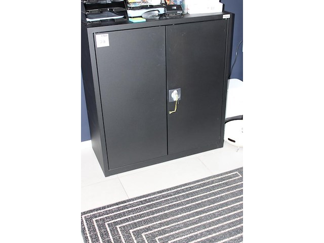 Archiefkast met twee deuren. afmeting 92 x 42 x 100 cm. sleutels aanwezig. - afbeelding 2 van  2