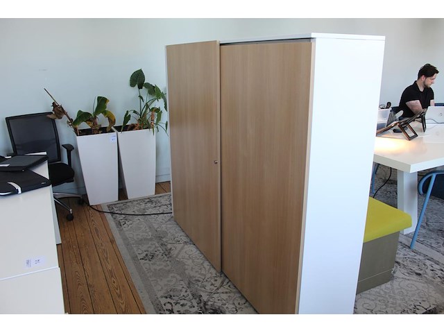 Archiefkast met twee houten schuifdeuren. afmeting 195 x 43 x 156 cm. - afbeelding 1 van  3