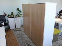 Archiefkast met twee houten schuifdeuren. afmeting 195 x 43 x 156 cm.