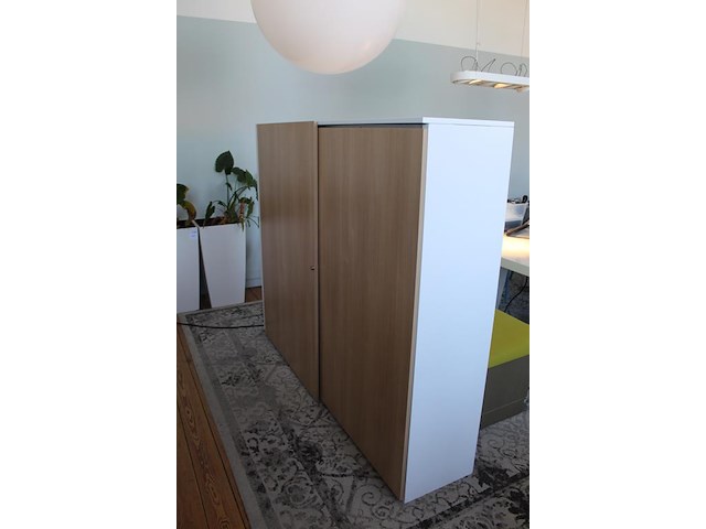 Archiefkast met twee houten schuifdeuren. afmeting 195 x 43 x 156 cm. - afbeelding 2 van  3