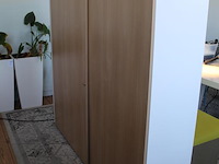 Archiefkast met twee houten schuifdeuren. afmeting 195 x 43 x 156 cm. - afbeelding 2 van  3