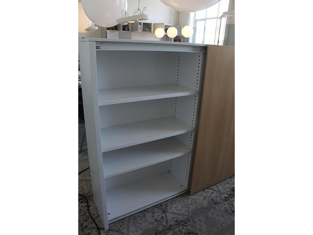 Archiefkast met twee houten schuifdeuren. afmeting 195 x 43 x 156 cm. - afbeelding 3 van  3