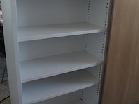 Archiefkast met twee houten schuifdeuren. afmeting 195 x 43 x 156 cm. - afbeelding 3 van  3