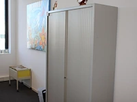 Archiefkast met twee roldeuren. afmeting 120 x 45 cm. hoogte 197 cm