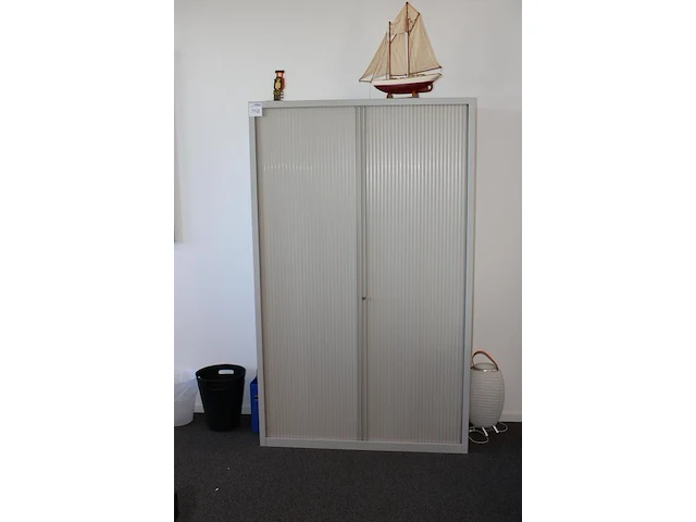 Archiefkast met twee roldeuren. afmeting 120 x 45 cm. hoogte 197 cm - afbeelding 2 van  2