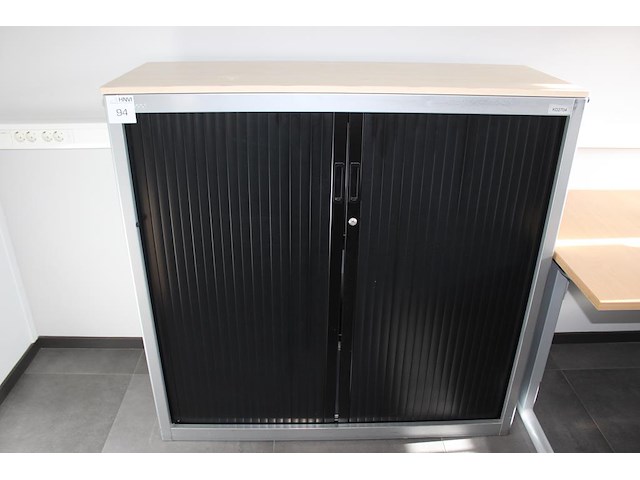 Archiefkast met twee roldeuren. afmeting 120 x 46 x 122 cm. - afbeelding 1 van  2