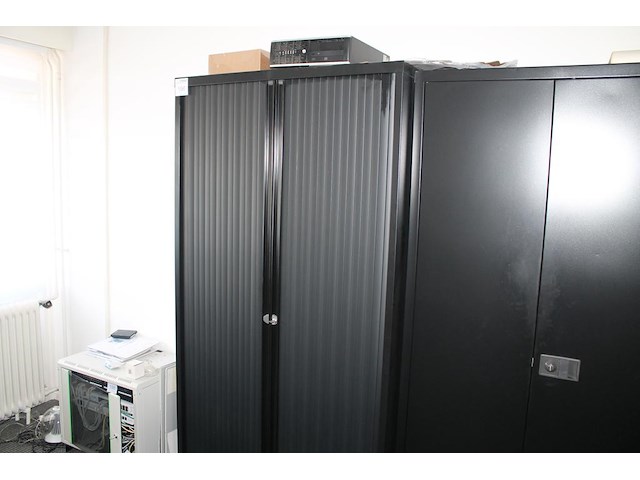 Archiefkast met twee roldeuren en afmeting 100 x 47 x 197 cm. sleutel aanwezig. let op: staat op 1e verdiep... - afbeelding 1 van  3