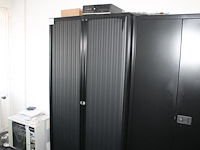 Archiefkast met twee roldeuren en afmeting 100 x 47 x 197 cm. sleutel aanwezig. let op: staat op 1e verdiep... - afbeelding 1 van  3
